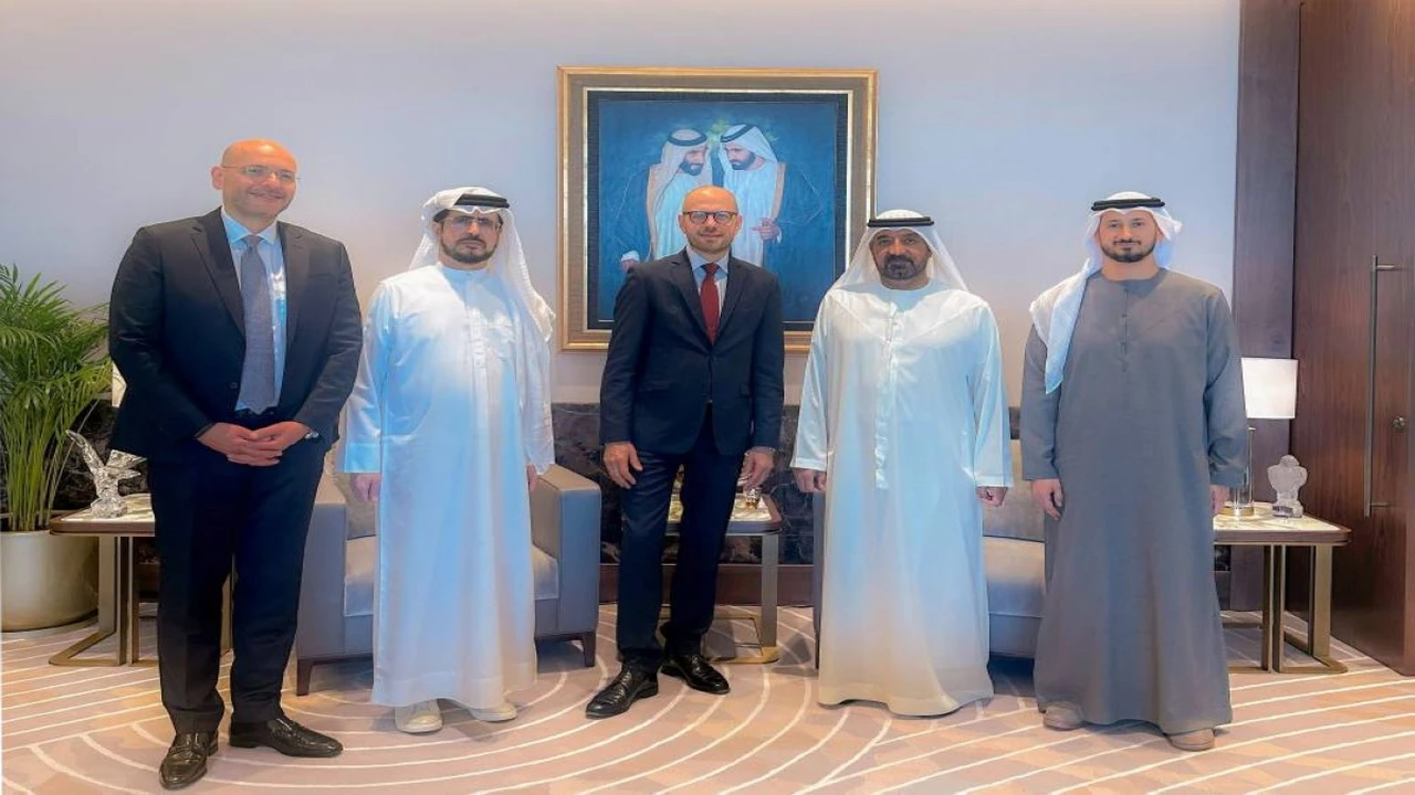 أحمد بن سعيد يبحث فرص التعاون بمجال الطاقة مع رئيس سيمنس للطاقة